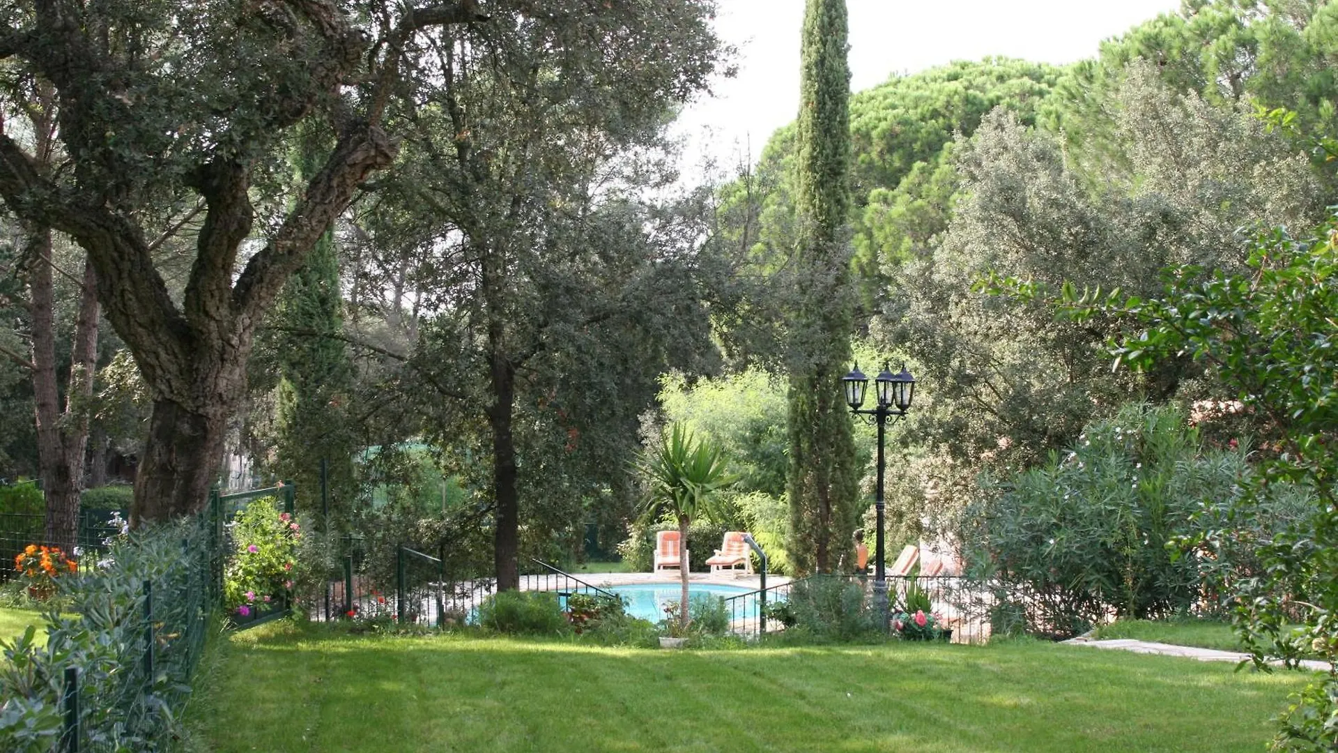Location Villa Et Studios Roquebrune-Sur-Argens