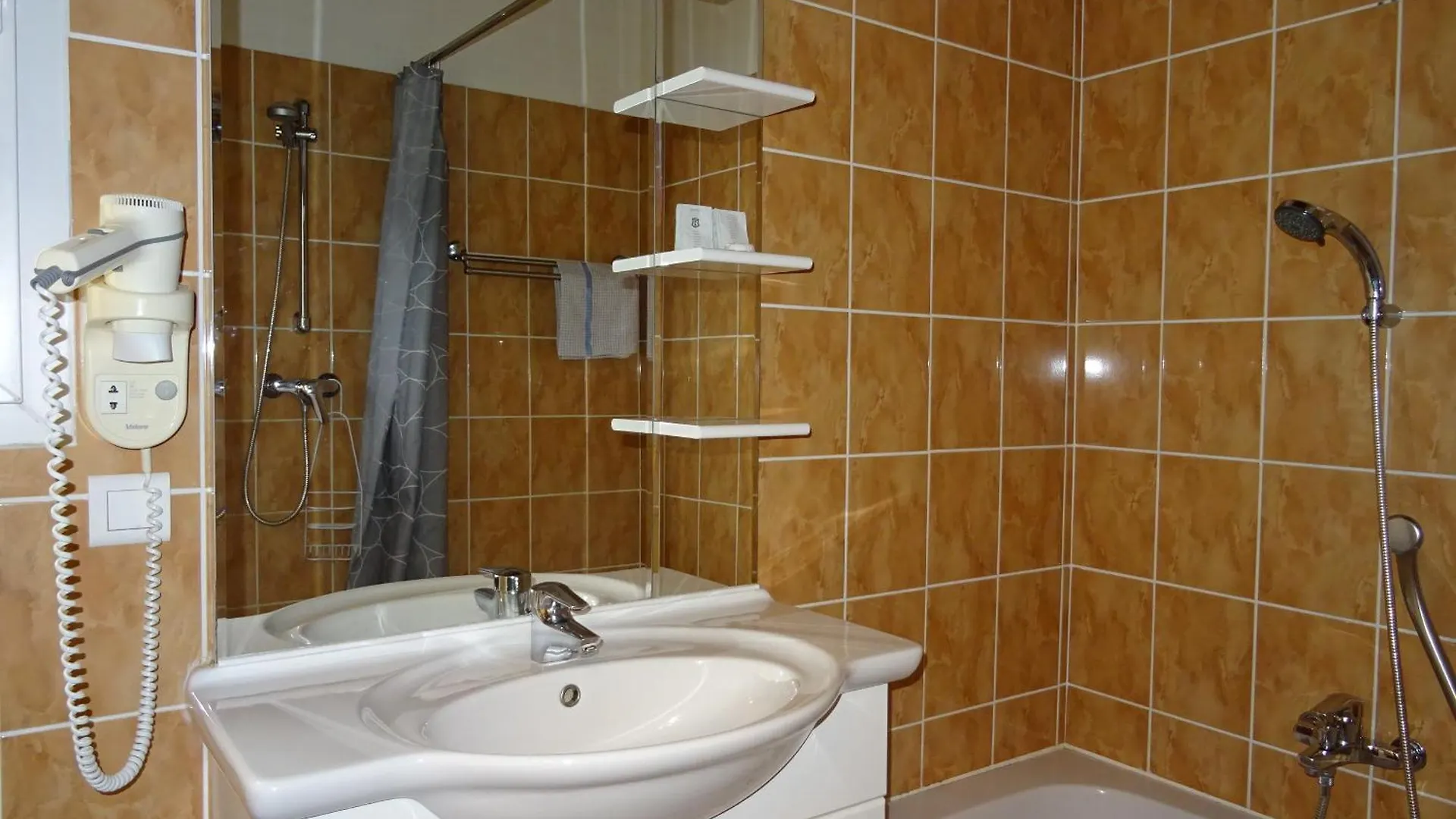 Location Villa Et Studios Roquebrune-sur Argens Semesterbostad